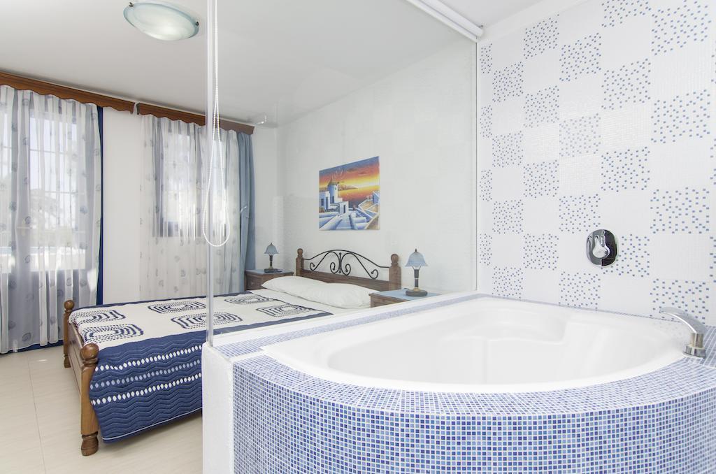 Ferienwohnung White & Blue Perivolos  Zimmer foto